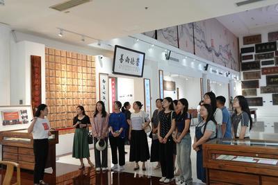 外語(yǔ)學(xué)院與北京崇德堂文化傳播簽訂實(shí)踐教學(xué)基地協(xié)議并授牌